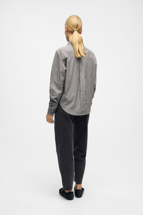 Object bruine dames blouse | Model achteraanzicht