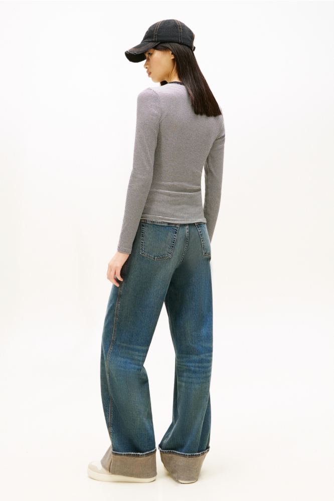 Tommy Jeans zwarte dames t-shirt | Model