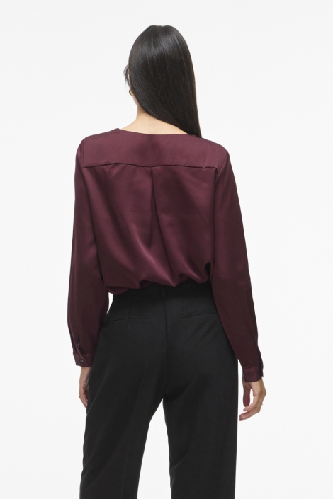 Vila bordeaux dames blouse | Model achteraanzicht