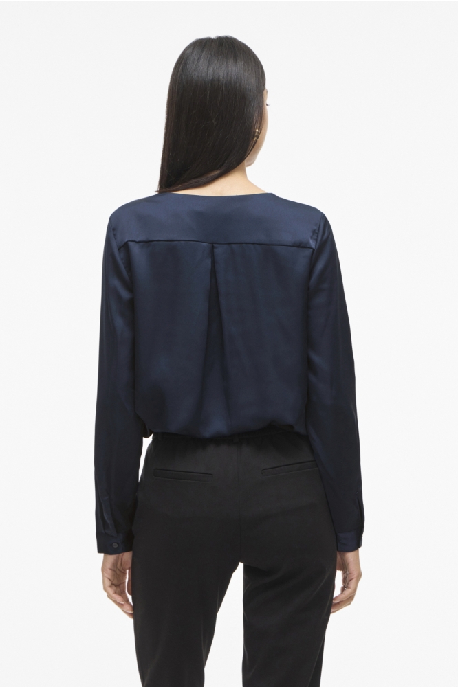 Vila blauwe dames blouse | Model achteraanzicht