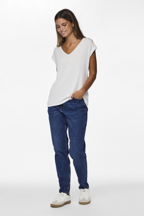 Pieces witte dames t-shirt | Model vooraanzicht