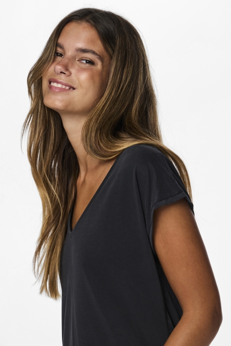 Pieces zwarte dames t-shirt | Model zijaanzicht
