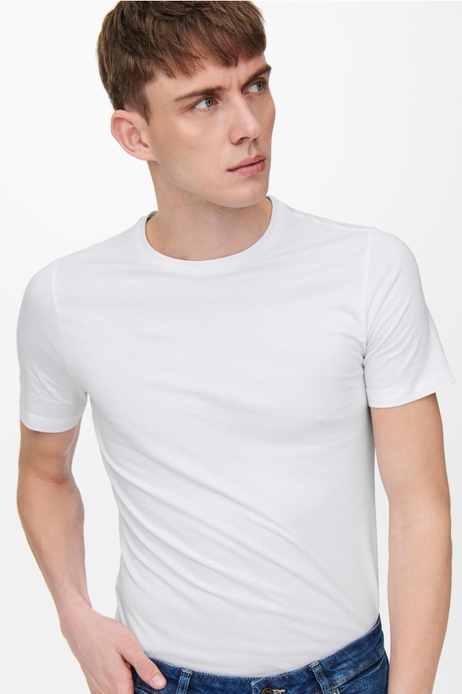 Only & Sons witte heren t-shirt | Model vooraanzicht