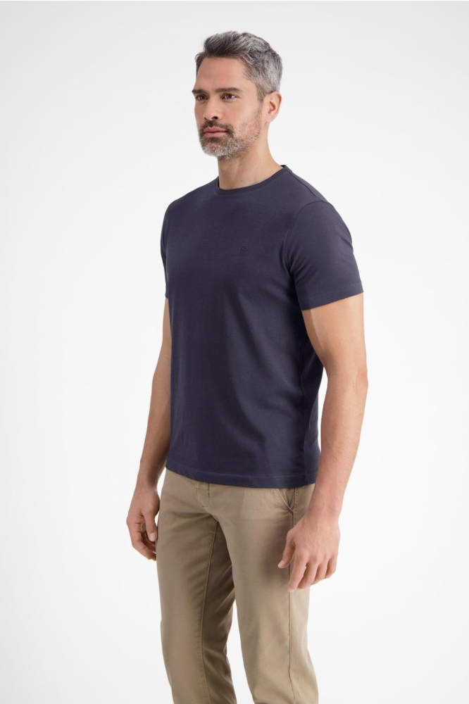 Lerros blauwe heren t-shirt | Model zijaanzicht