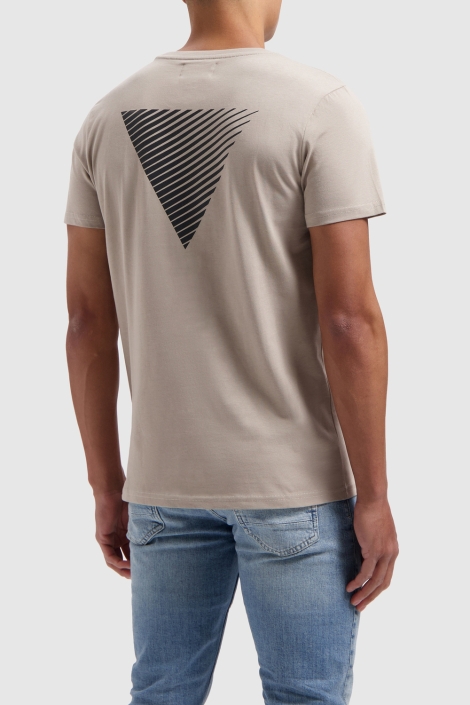 Pure Path taupe heren t-shirt | Model achteraanzicht