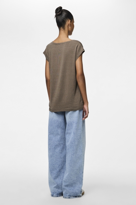 Pieces bruine dames t-shirt | Model achteraanzicht