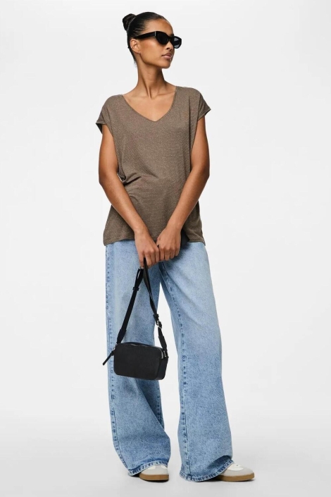 Pieces bruine dames t-shirt | Model vooraanzicht