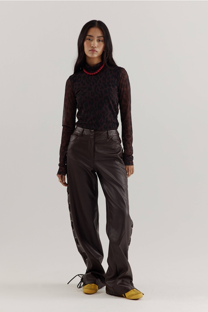 Harper & Yve bruine dames t-shirt | Model