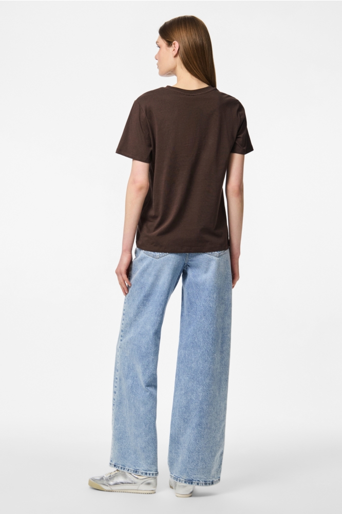 Pieces bruine dames t-shirt | Model achteraanzicht