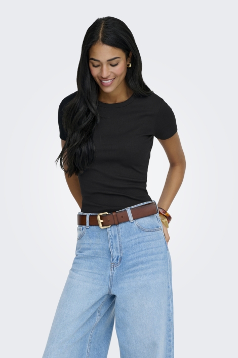 Only zwarte dames t-shirt | Model vooraanzicht
