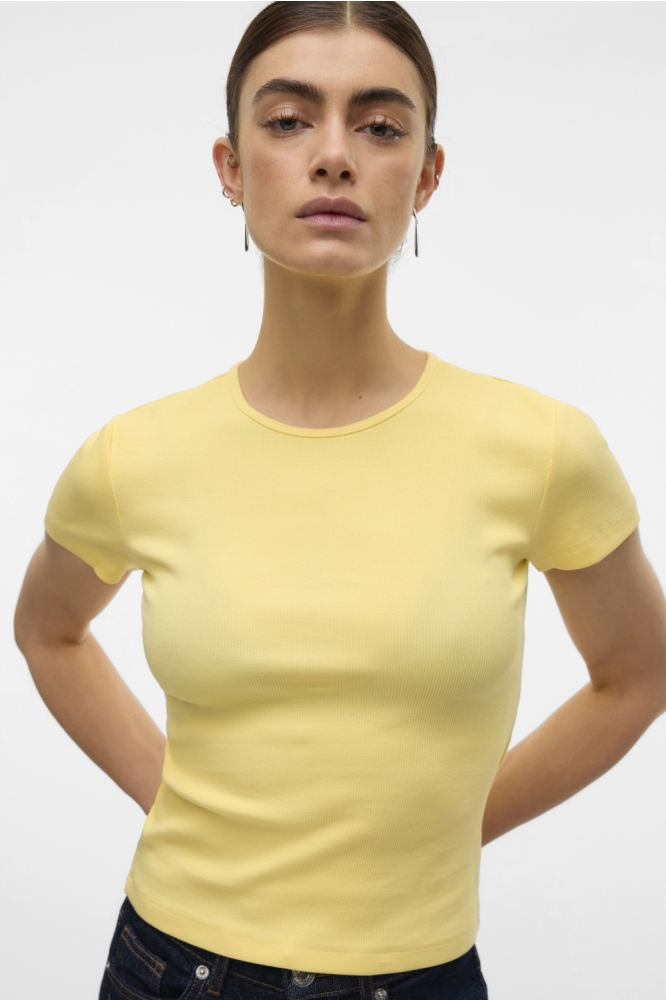 Vero Moda gele dames t-shirt | Model vooraanzicht