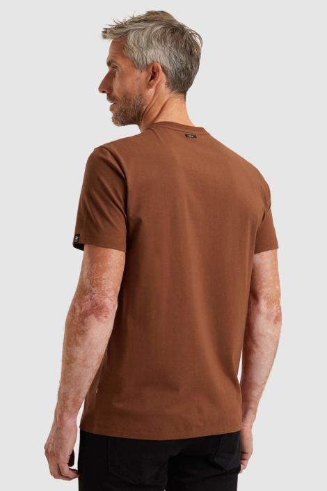 Vanguard bruine heren t-shirt | Model achteraanzicht