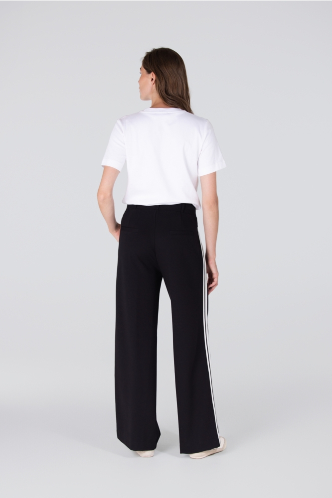 Juffrouw Jansen witte dames t-shirt | Model achteraanzicht