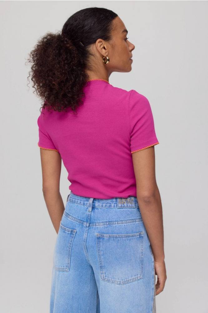Harper & Yve roze dames t-shirt | Model achteraanzicht