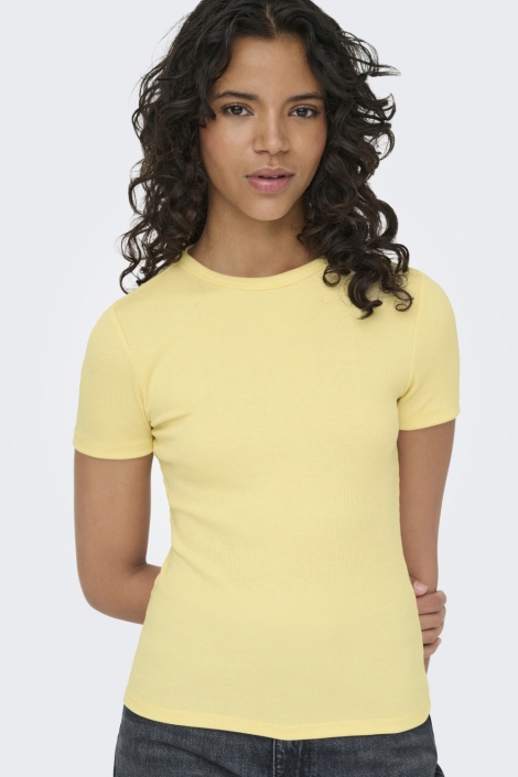 Only gele dames t-shirt | Model vooraanzicht