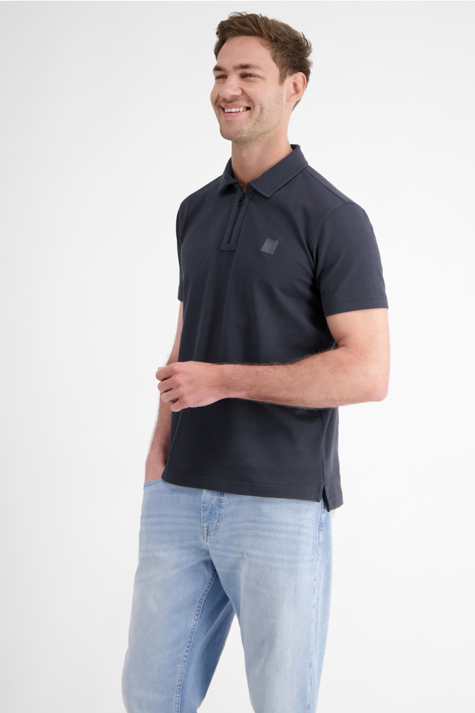 Lerros blauwe heren polo | Model zijaanzicht