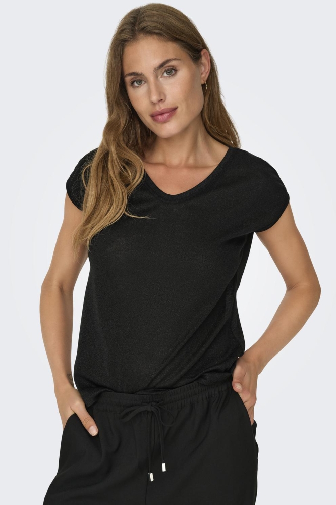 Only zwarte dames t-shirt | Model vooraanzicht
