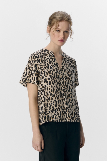 Object T-shirt OBJKARINA S/S RE V-NECK TOP NOOS 23045928 SANDSHELL/LEOPARD