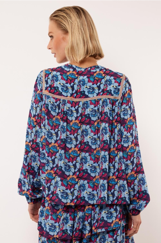 Fluresk blauwe dames blouse | Model achteraanzicht