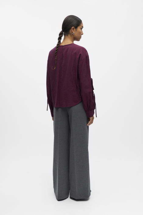 Object bordeaux dames blouse | Model achteraanzicht