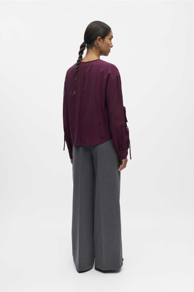 Object bordeaux dames blouse | Model achteraanzicht