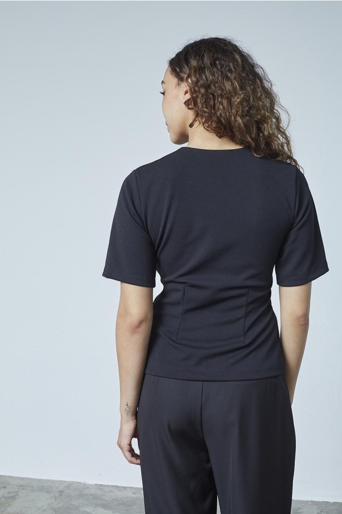 SisterS point zwarte dames blouse | Model achteraanzicht