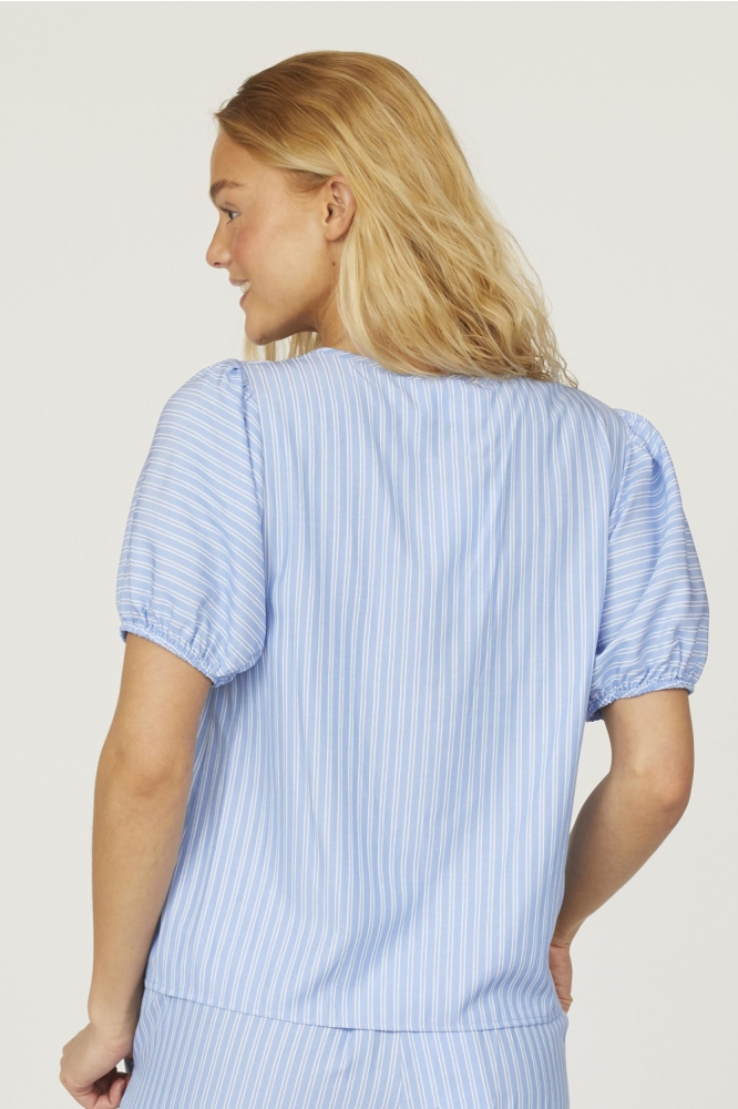 SisterS point blauwe dames blouse | Model achteraanzicht