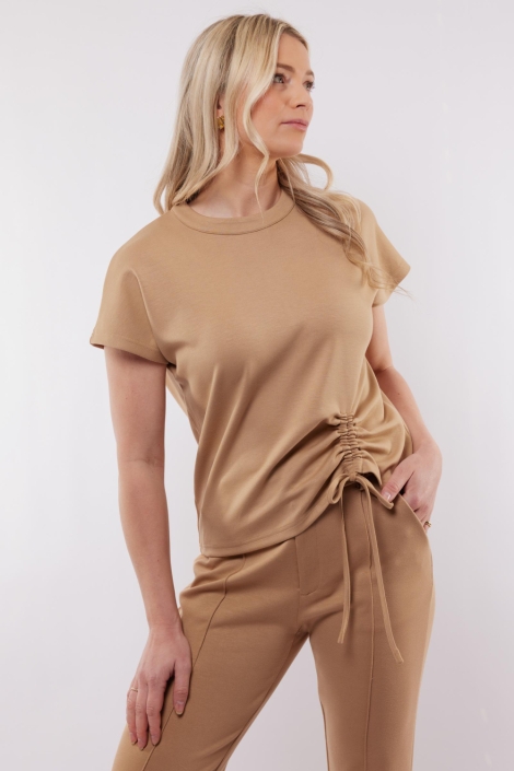 C&S The Label camel dames t-shirt | Model vooraanzicht