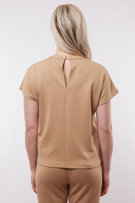 C&S The Label camel dames t-shirt | Model achteraanzicht