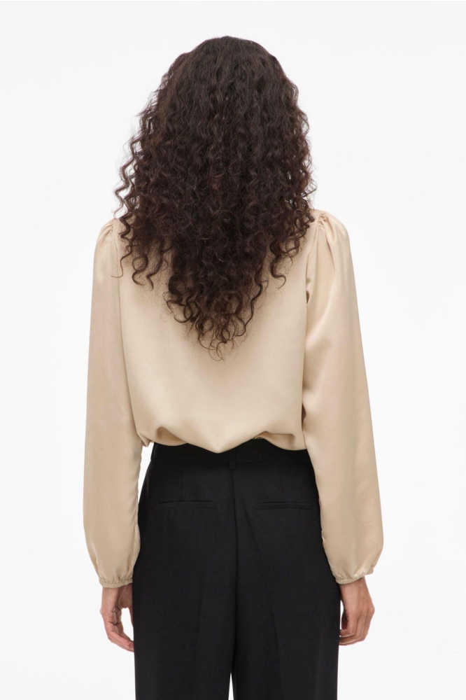 Vila ecru dames blouse | Model achteraanzicht