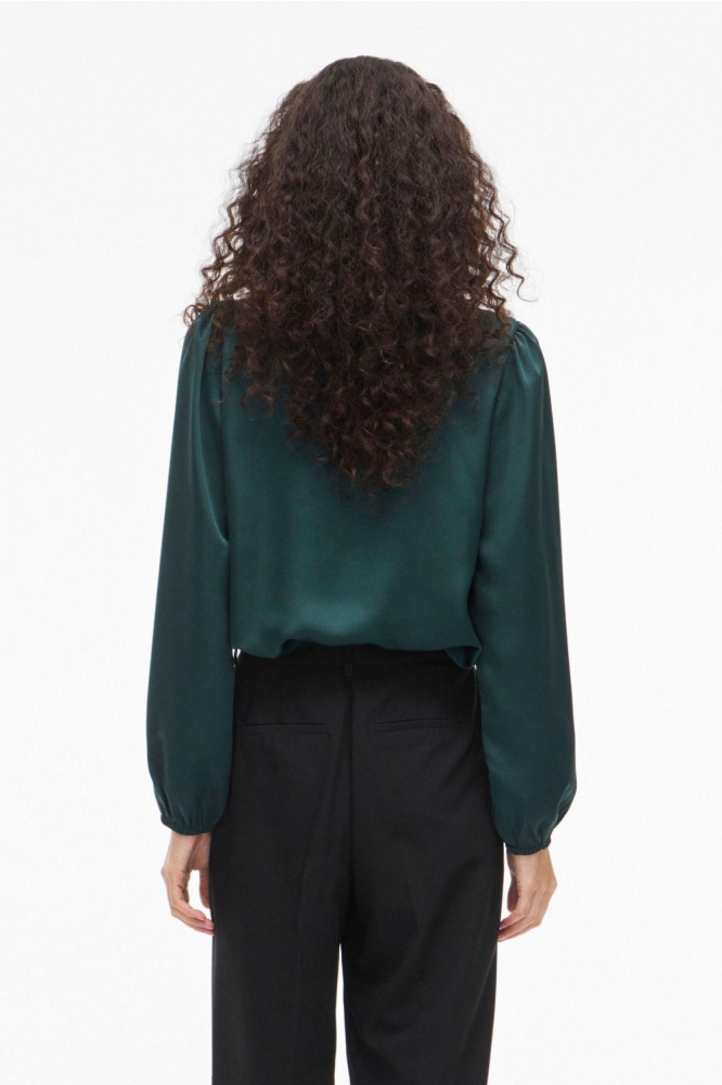 Vila groene dames blouse | Model achteraanzicht