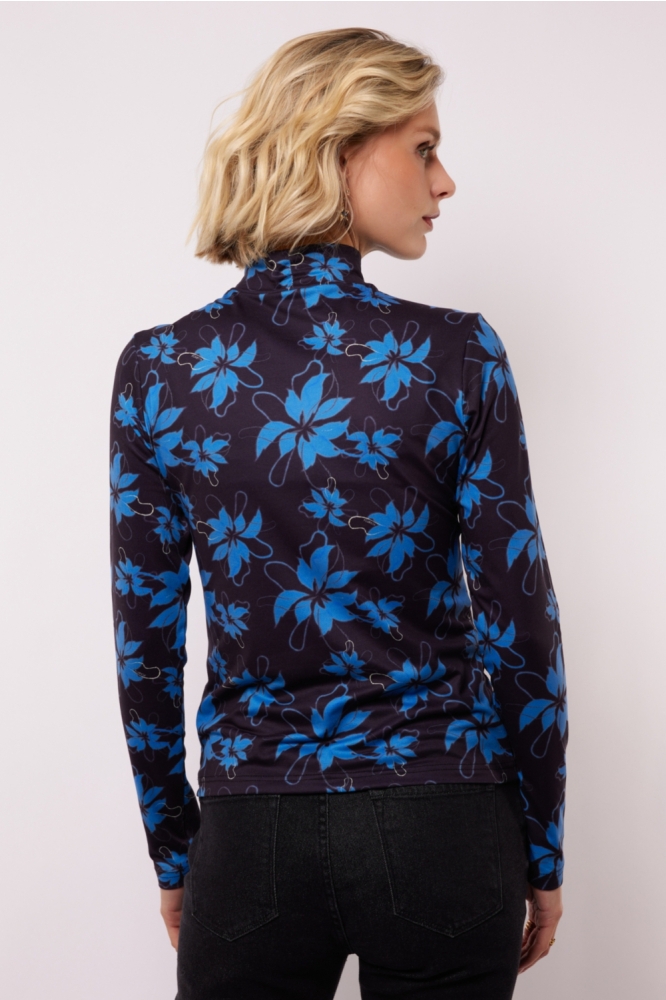 Fluresk blauwe dames top | Model achteraanzicht