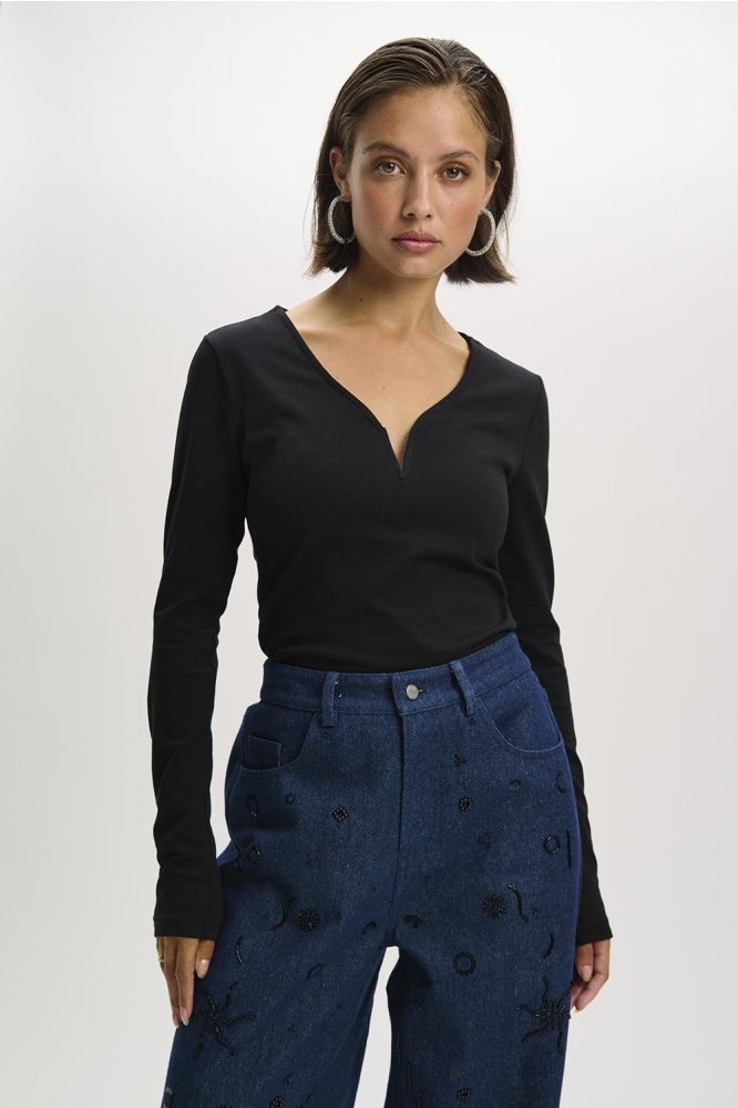 Refined Department zwarte dames t-shirt | Model vooraanzicht