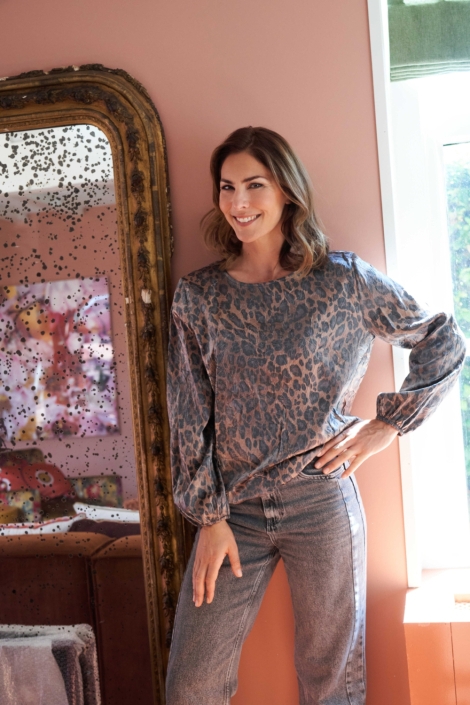 NED bruine dames blouse | Sfeerbeeld, In situatie