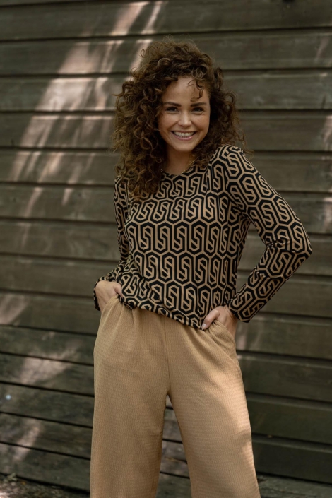 FOS Amsterdam camel dames t-shirt | Model vooraanzicht