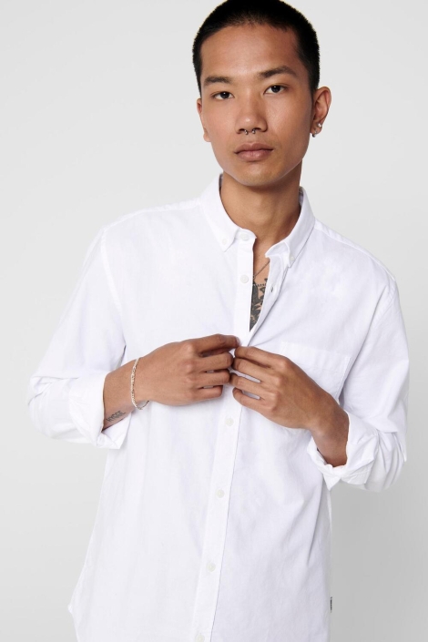 Only & Sons witte heren overhemd | Model vooraanzicht