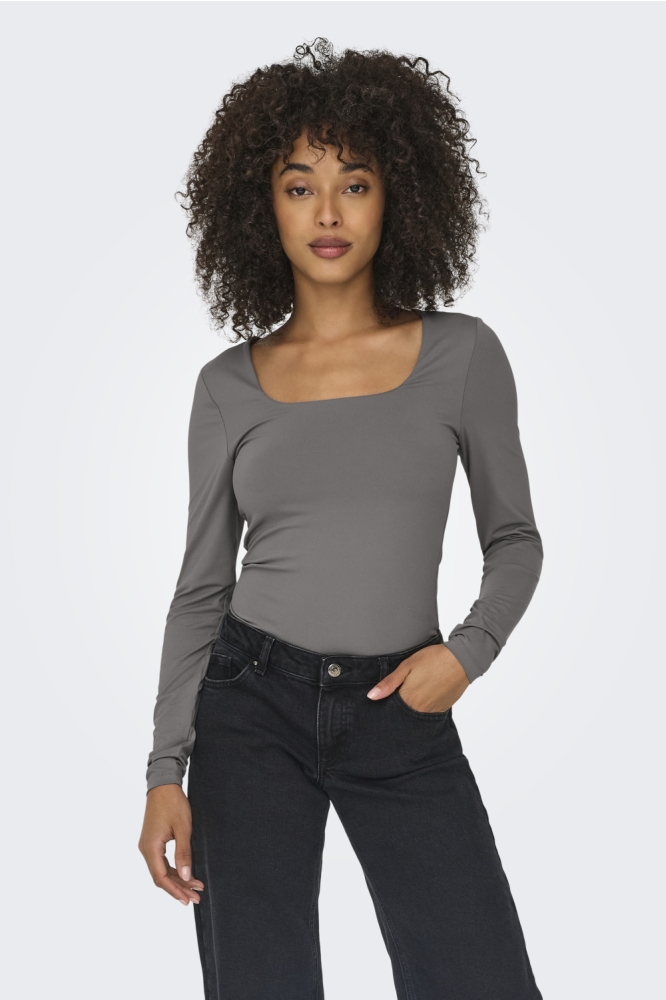 Only grijze dames t-shirt | Model vooraanzicht