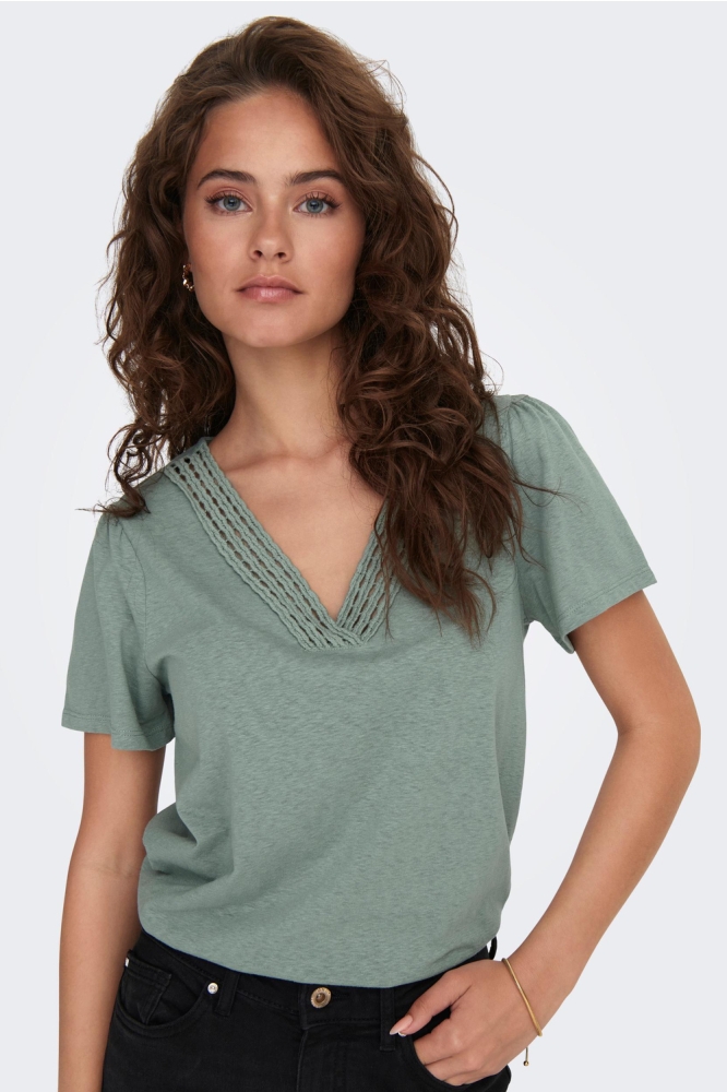 ONLBENITA S/S V-NECK TOP JRS 15294612 CHINOIS GREEN