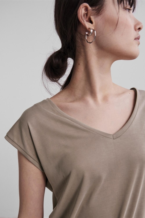 Pieces taupe dames t-shirt | Close up