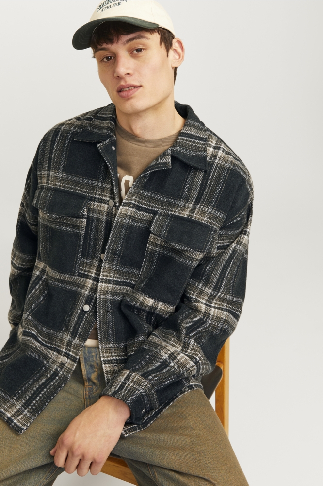 Jack & Jones zwarte heren overhemd | Model vooraanzicht