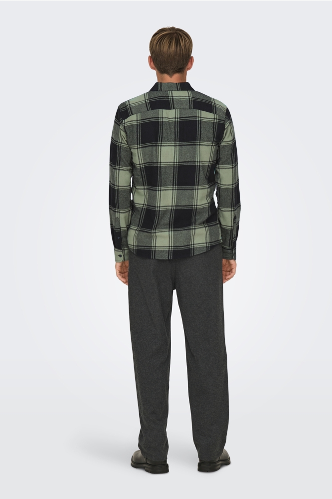 Only & Sons groene heren overhemd | Model achteraanzicht