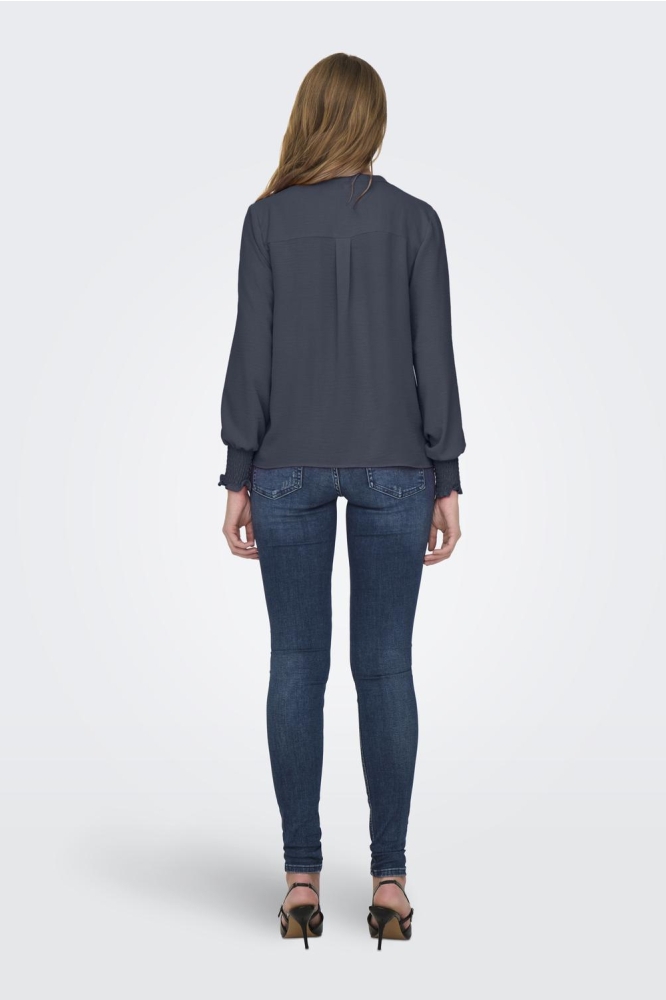 Only blauwe dames blouse | Model achteraanzicht