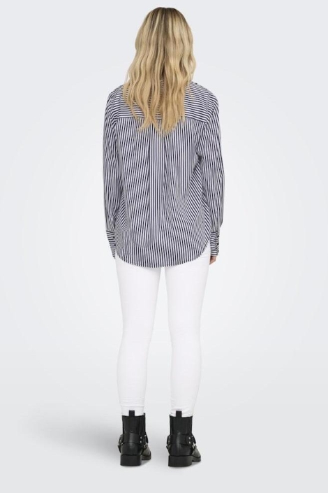 Only zwarte dames blouse | Model achteraanzicht