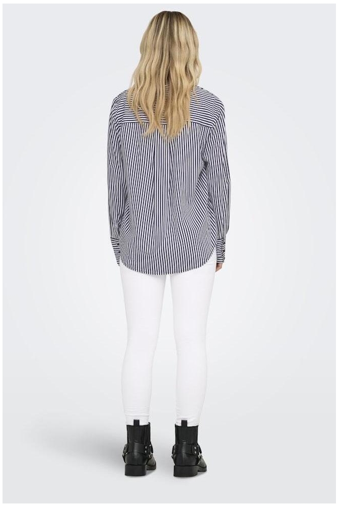 Only zwarte dames blouse | Model achteraanzicht