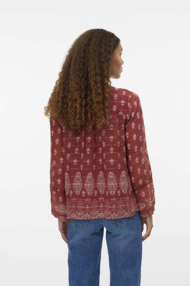 Vero Moda rode dames blouse | Model achteraanzicht