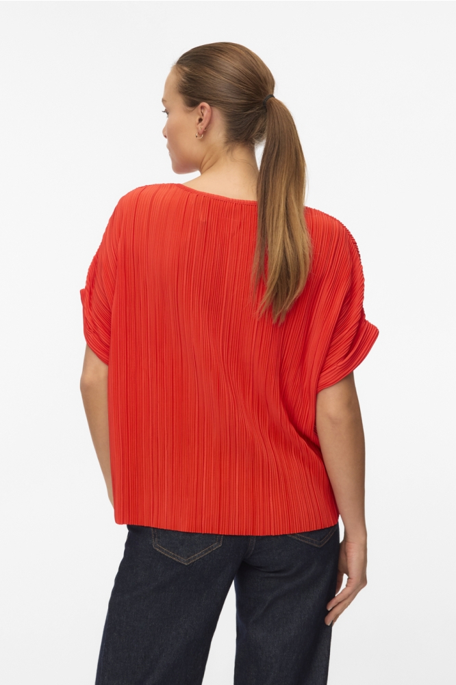 Vero Moda rode dames t-shirt | Model achteraanzicht