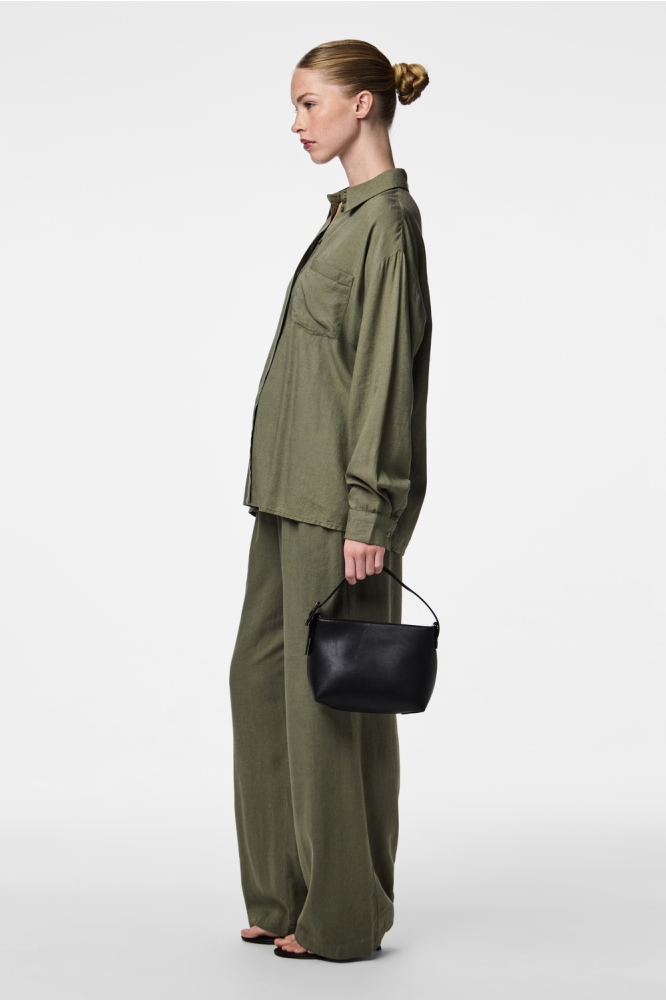 Pieces groene dames blouse | Model zijaanzicht