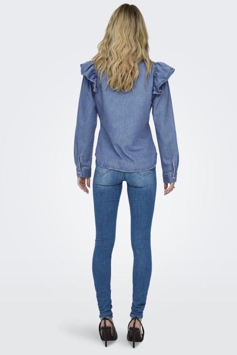 Only blauwe dames blouse | Model achteraanzicht