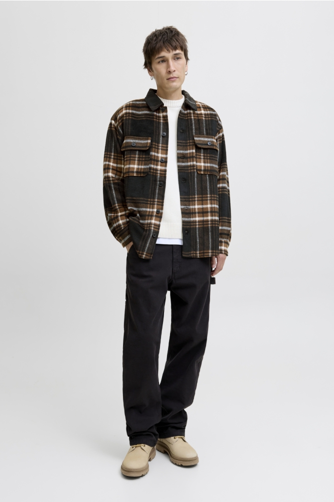 Jack & Jones camel heren overhemd | Model vooraanzicht
