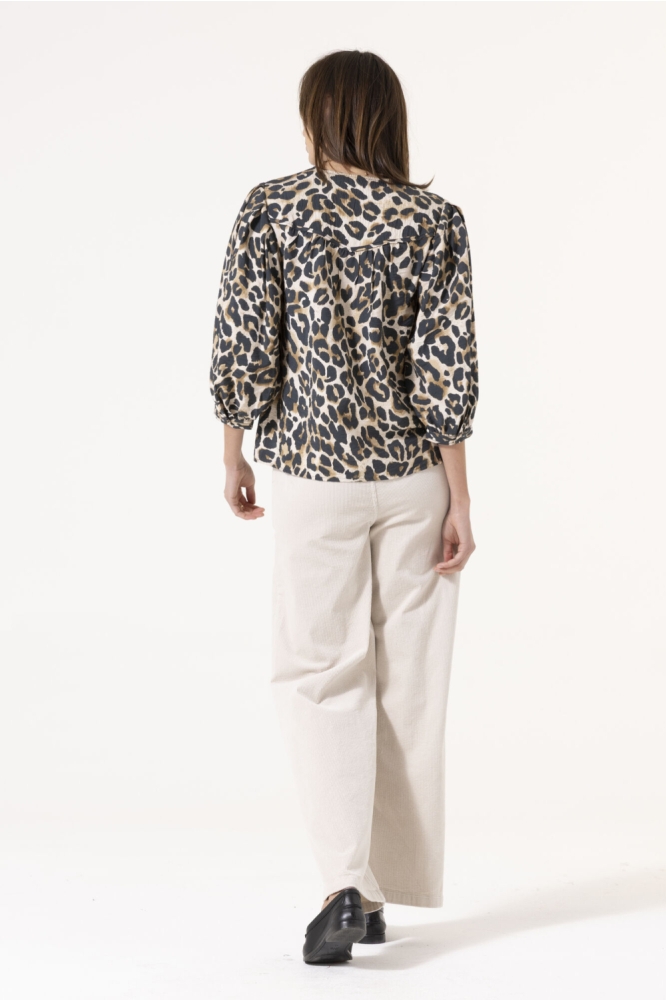 Garcia beige dames blouse | Model achteraanzicht